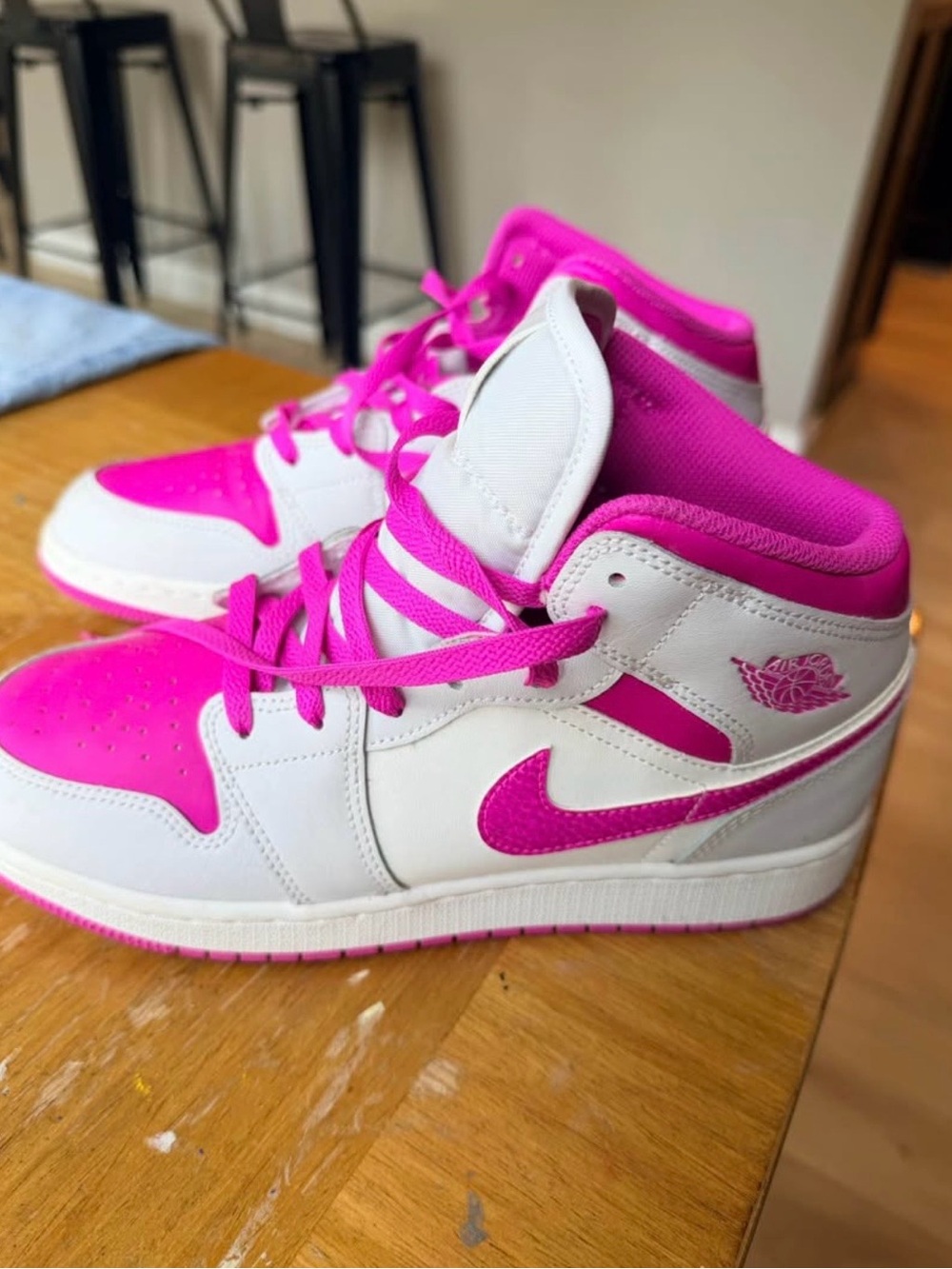 Women’s Size 7 Jordan Mid-Top Sneakers - Picture 3 of 3